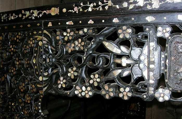 Các họa tiết, hoa văn chạm khắc thường là hình linh vật hoặc các loại hoa đẹp như đào, mai thể hiện sự cao sang, quyền quý của gia chủ. Khảm trai, ốc xà cừ tinh xảo, đường nét mềm mại, là điều thường thấy ở những chiếc giường cổ còn lại của nhiều nhà giàu xưa.