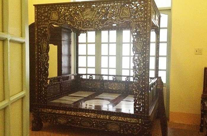 Có thể kể đến chiếc giường đắt đỏ, khảm 30 kg ốc xà cừ (trị giá gần 6 tỷ đồng) của công tử Bạc Liêu nổi tiếng, khiến không ít người choáng váng.