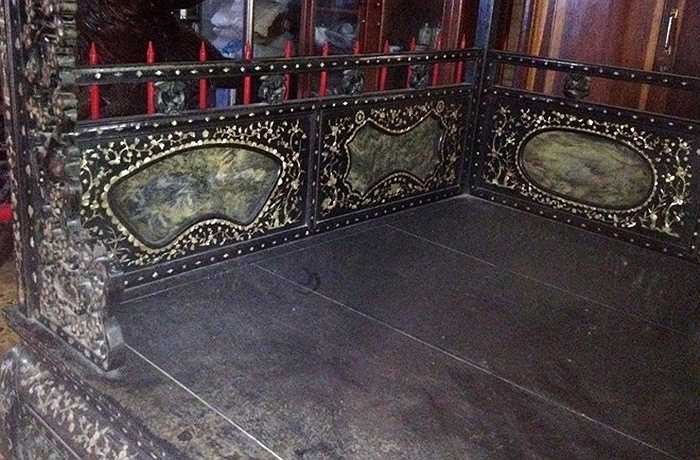 Không chỉ đẹp về vẻ ngoài, giường dành cho đại gia còn có nhiều công dụng, tốt cho sức khỏe. Công tử Bạc Liêu từng có hai chiếc giường nóng, lạnh dùng cho mùa hè và mùa mưa. Ảnh: Việt Tường.