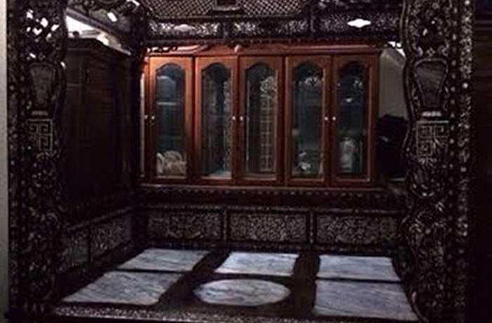 Được định giá trên chục ngàn USD, một chiếc giường có hình dáng, kiến trúc hoa văn không khác so với chiếc giường công chúa cổ được đóng bằng gỗ trắc là món đồ được một đại gia Sài Gòn sở hữu. Được biết, chiếc giường này từng thuộc về một gia đình giàu có thời xưa.