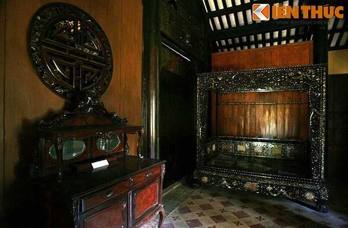 Trong hình là chiếc giường Thất Bảo chạm nổi hoa lá và khảm xà cừ cầu kỳ trong dinh thự đốc phủ Hải (Tiền Giang).
