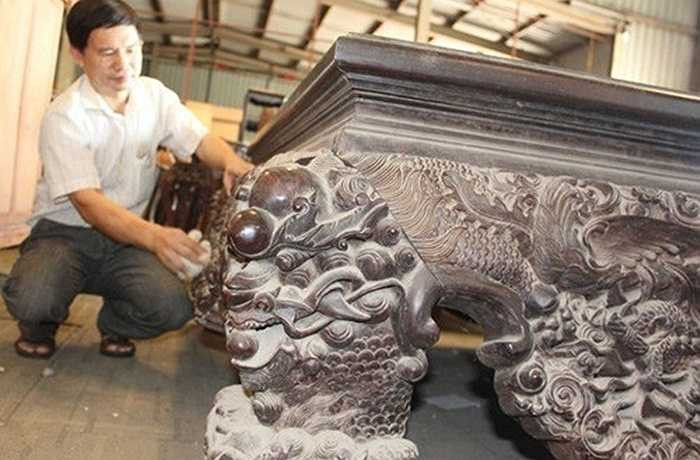 Ngoài ra, những chiếc sập làm từ gỗ quý cũng được nhà giàu xưa ưa chuộng, đây thường là nơi ngồi nghỉ hoặc nằm hút thuốc phiện của các bậc khách quý hoặc người bề trên trong nhà. Trong hình là chiếc sập gỗ có tuổi đời cả trăm năm thuộc sở hữu của ông Nguyễn Văn Thưởng.