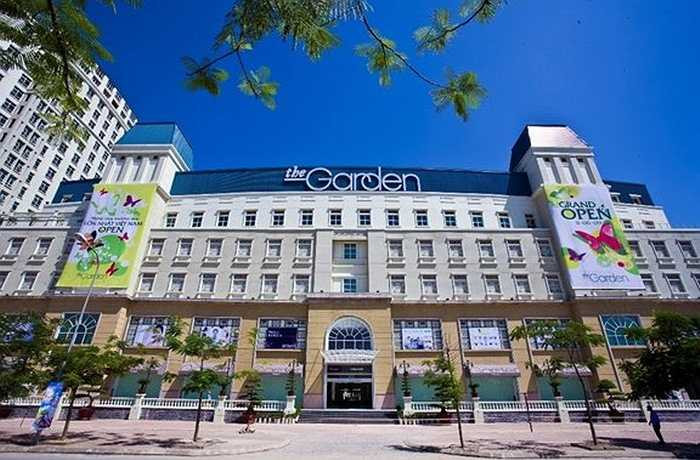 Tòa nhà nơi BigC hoạt động gồm 5 tầng nổi, 3 tầng hầm. Siêu thị nằm ở tầng hầm thứ 3, thông với tầng hầm thứ 2 - nơi có nhiều rất nhiều xe máy - là một cầu thang cuốn. 