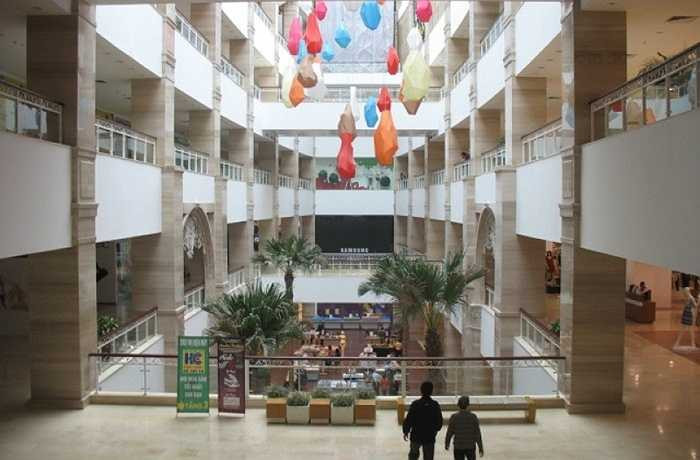 Ngoài ra, một bãi xe rộng trên 1.000m2 phía trước trung tâm, 2 hầm lớn B2, B3 đáp ứng đủ nhu cầu trông giữ xe để khách hàng có thể yên tâm khi mua sắm và giải trí tại the Garden.