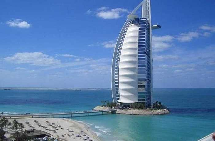 1. Khách sạn 7 sao xa xỉ cần kể tới đầu tiên là Burj Al Arab. Tọa lạc trên hòn đảo nhân tạo, khách sạn Burj Al Arab tại Dubai là khách sạn có kiến trúc và phong cách vô cùng độc đáo. Công trình này nối với bờ biển bằng một cây cầu riêng.