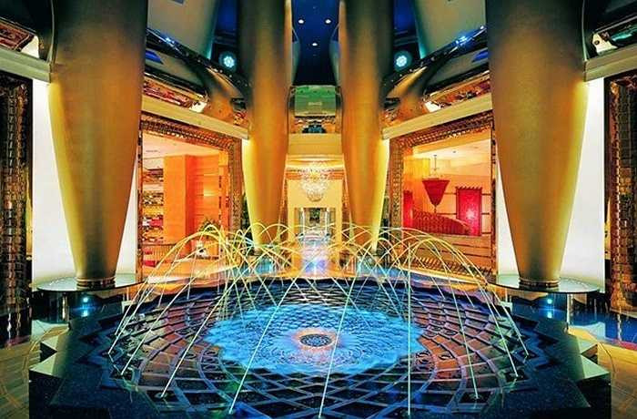 Một trong những điều làm nên danh tiếng của khách sạn 7 sao Burj Al Arab chính là thiết kế có hình cánh buồm của con thuyền truyền thống Ả Rập đang no gió hướng thẳng ra biển. Phần ngoài của khách sạn được bao bọc bởi sợi thủy tinh, đây là vật liệu tốt nhất để chống chọi lại thời tiết khắc nghiệt với nắng, gió, bão cát ở vùng sa mạc, vốn đặc trung cho khí hậu ở Dubai.