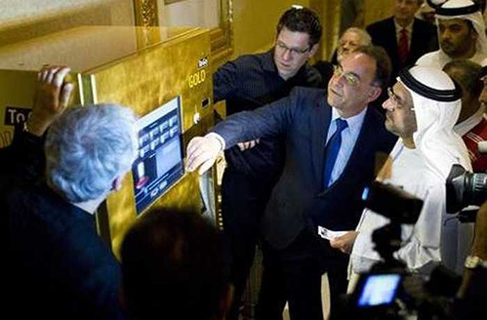 Rất khác lạ và nổi bật, tại khách sạn có trang bị máy bán vàng tự động mang tên Gold To Go. Cả chiếc máy ATM độc đáo này cũng được dát vàng. Khách sạn Emirates Palace còn nổi tiếng với hai nhà hàng Mezlai và Le Vendome chuyên phục vụ các món tráng miệng rắc lá vàng. Mỗi chiếc bánh chocolate rắc vàng có giá khoảng 80 USD.