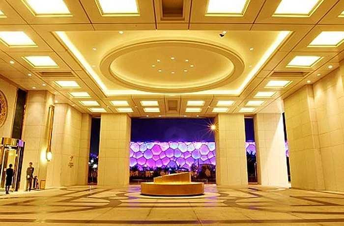  Sự xa hoa của khách sạn 7 sao này thể hiện trong từng chi tiết nhỏ như những cột đá cẩm thạch quý tại sảnh, các dãy phòng được trang trí cầu kì và tiện nghi theo ý của khách. 