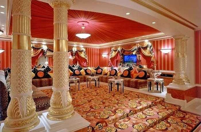 Khách sạn có hơn 202 phòng, trong đó phòng suite có giá 18.716 USD/đêm (tương đương 398 triệu đồng). Dịch vụ trực thăng riêng là một trong những điểm đặc biệt tại đây.