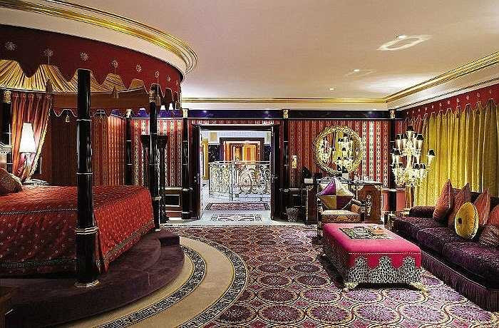 Mỗi phòng tại khách sạn 7 sao này được trang bị những vật dụng xa xỉ như máy tính iMac, TV plasma màn hình phẳng hay bồn tắm sục và đặc biệt là sẽ có một quản gia riêng phục vụ khách 24/24h.