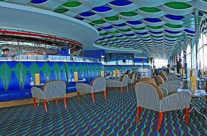 Những dịch vụ sang trọng của Burj al Arab không chỉ dành riêng cho người lớn mà các khách hàng nhí cũng có các khu vui chơi riêng. Trong khi các bậc phụ huynh đang tận hưởng các dịch vụ xa xỉ như spa, tập gym, chơi golf thì các bé có thể chơi trong công viên nước, khu vui chơi cho trẻ.
