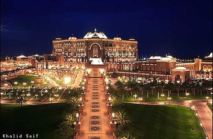 2. Khách sạn 7 sao thứ hai phải kể đến là Emirates Palace, ở Abu Dhabi (thuộc Các tiểu vương quốc Ả rập thống nhất). Với chi phí xây dựng lên tới 3,9 tỷ USD, Emirates Palace tại Abu Dhabi xứng đáng là khách sạn 7 sao đẳng cấp thế giới.
