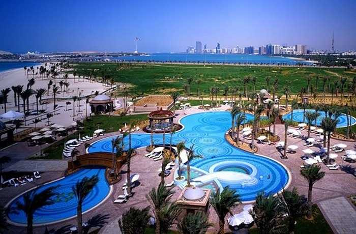 Khách sạn cao 8 tầng, trải dài trên 1 km với tổng diện tích sàn nhà đạt khoảng 850.000 m2. Emirates Palace sở hữu một công viên cây xanh với diện tích lên đến 1.000 ha, có tới 8.000 cây xanh và chúng được trồng lại 2 năm một lần.