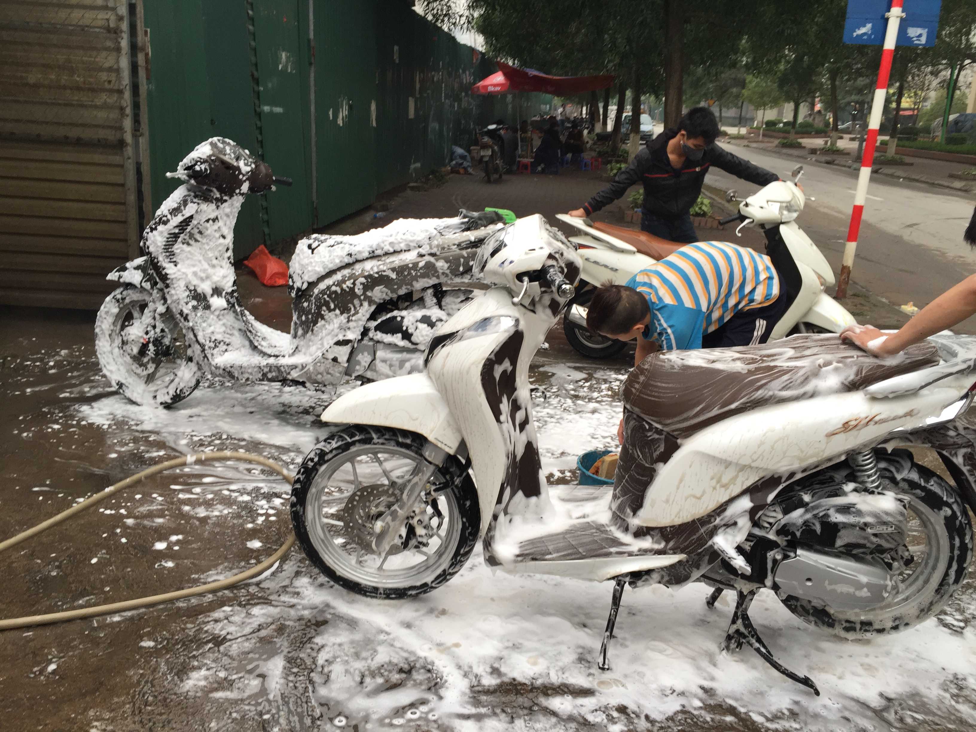 Rửa xe sau mưa