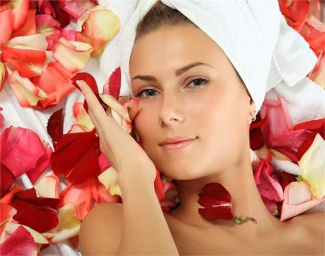 Cà tím cho làn da và mái tóc đẹp hơn: Cà tím có chứa một lượng lớn nước, mà cơ thể chúng ta cấu tạo chủ yếu là nước. Nước có vai trò quan trọng xuyên suốt cơ thể, nhưng nó đặc biệt quan trọng trong việc duy trì làn da và mái tóc khỏe mạnh.