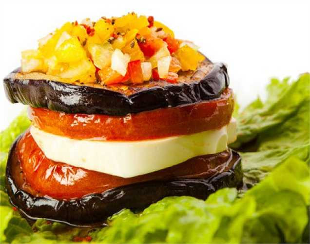 Tăng cường sức đề kháng: quả cà tím có chứa rất nhiều vitamin và chất sắt giúp phòng ngừa bệnh thiếu máu. Ngoài ra, còn có magiê, kali, canxi, vitamin A và C có tác dụng cải thiện cấu trúc xương, giúp tăng cường hệ thống miễn dịch.