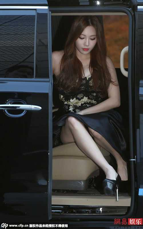 Yura của nhóm nhạc Girl's Day lúng túng từ trên xe