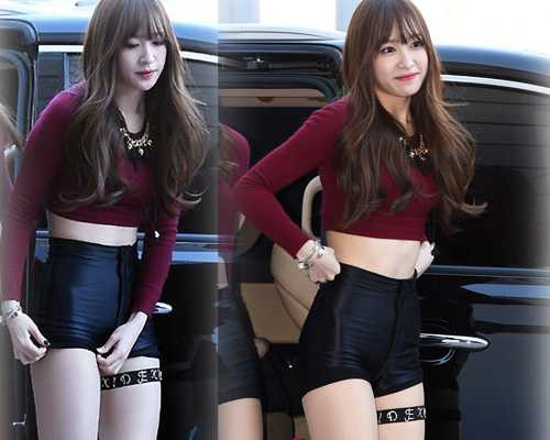 Hani (EXID) liên tục kéo quần.