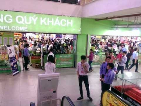 Nhiều người ngất xỉu, khách đeo khẩu trang vào BigC mua sắm