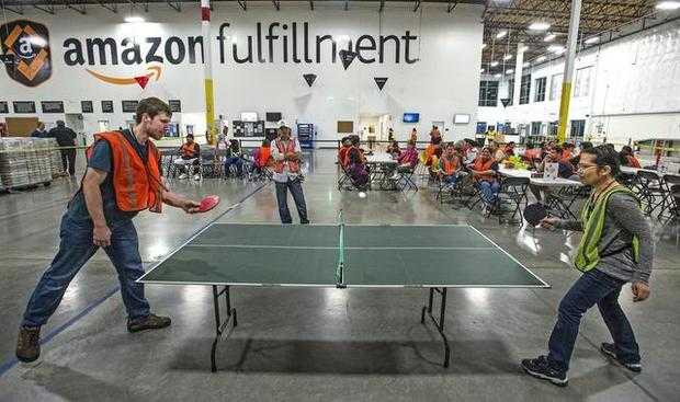 Những bí mật của nhân viên làm việc trong kho hàng Amazon