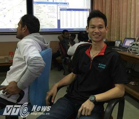 Phạm Gia Vinh tại phòng điều khiển bay thử nghiệm phi thuyền Hyderabad, Ấn Độ