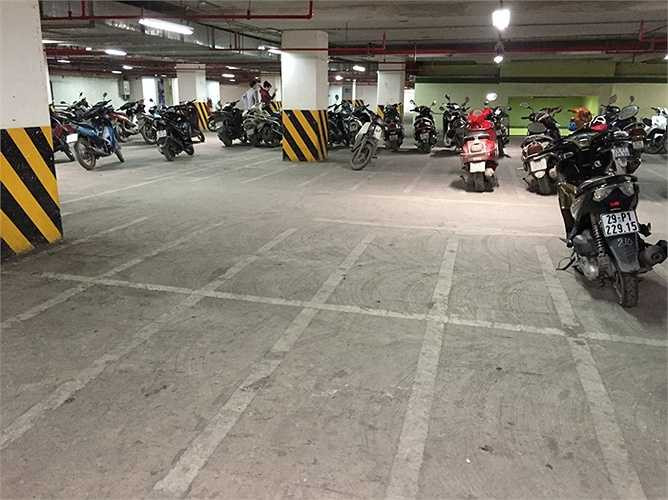 Sau sự cố, siêu thị BigC The Garden (Nam Từ Liêm, Hà Nội) đã khắc phục. Lượng khách đến tham quan và mua sắm tại đây vẫn ổn định, tuy nhiên, có phần không bằng những ngày cuối tuần trước.