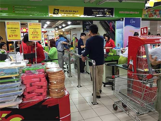 Người mua hàng vẫn phải xếp hàng để thanh toán