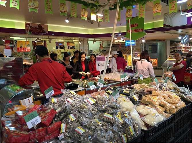 Khu vực bán đồ ăn còn rất đông người mua sắm