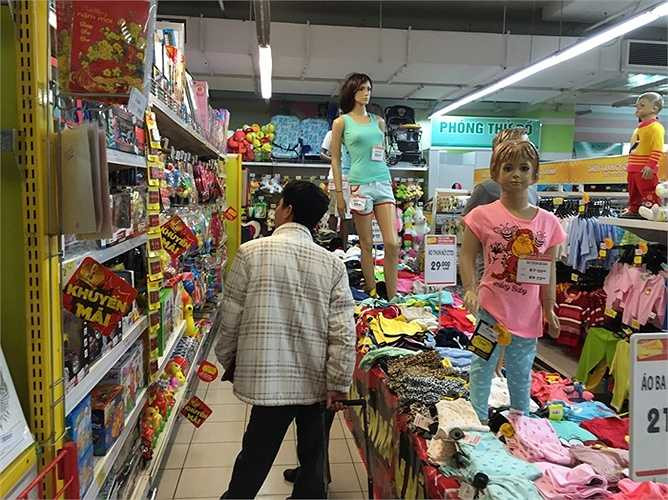 Một người đàn ông tại gian hàng thời trang