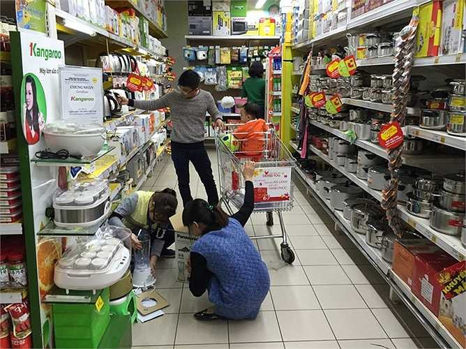 Các nhân viên cũng làm việc khá vât vả để phục vụ nhu cầu của khách mua hàng