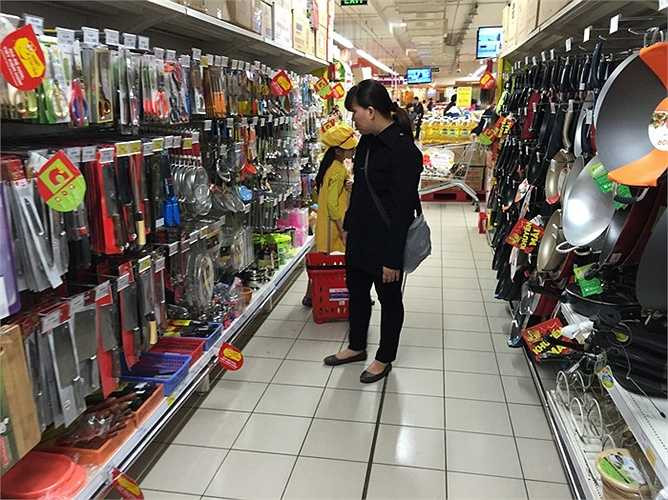 Nguyên nhân có lẽ xuất phát từ sự cố ngạt thở gây xôn xao tối 14/3 khi rất nhiều nhân viên và khách mua hàng ngất xỉu