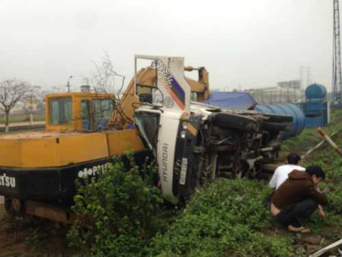 Tài xế ngủ gật, xe tải lao thẳng vào công trường ven đường