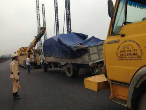 Tài xế ngủ gật, xe tải lao thẳng vào công trường ven đường