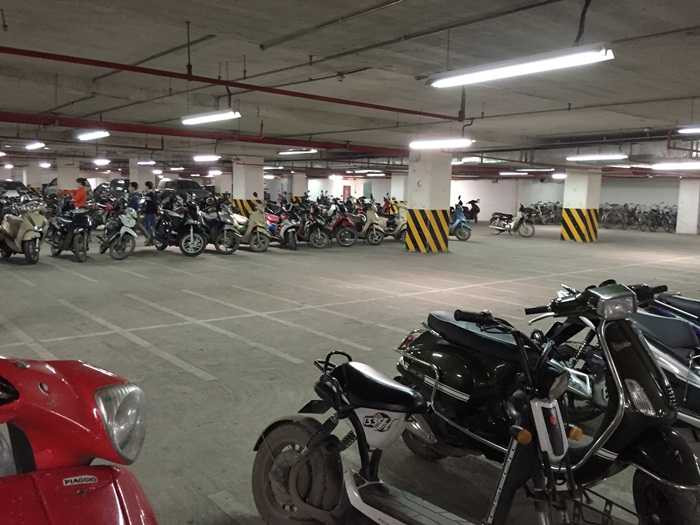 Bãi đỗ xe còn khá nhiều chỗ trống 