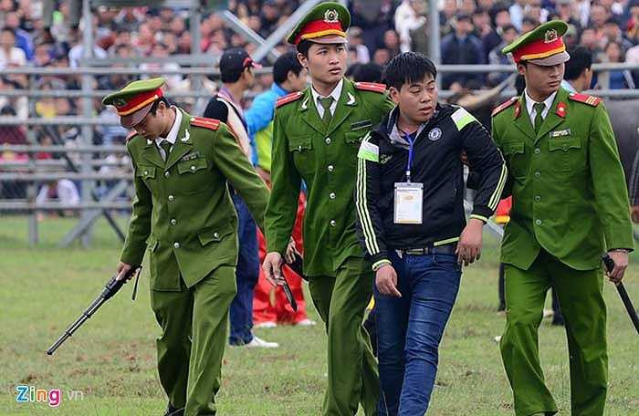 Sau đó anh bị công an xốc nách mời ra ngoài để chương trình được tiếp tục.