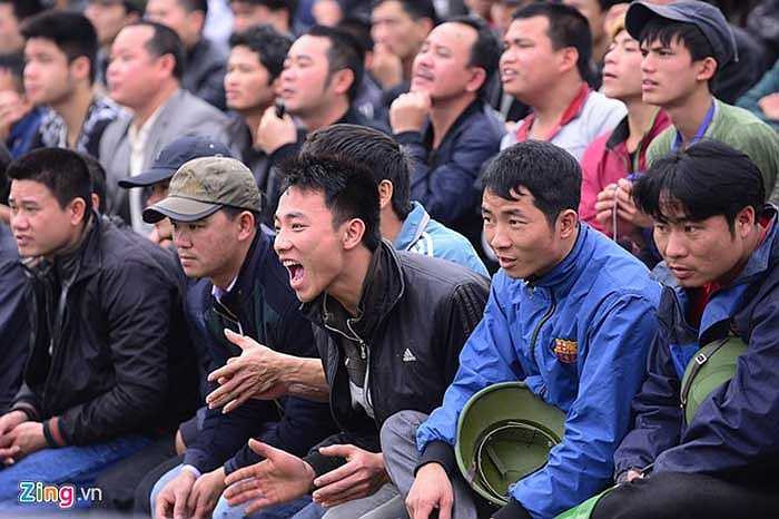 Khán giả phần lớn là thanh niên, trung niên. Họ tỏ ra rất khoái chí.