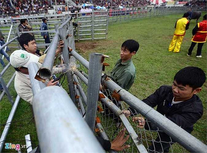 Một góc hàng rào sắt bị húc gãy và phải gia cố, hàn lại trong giờ thi đấu.