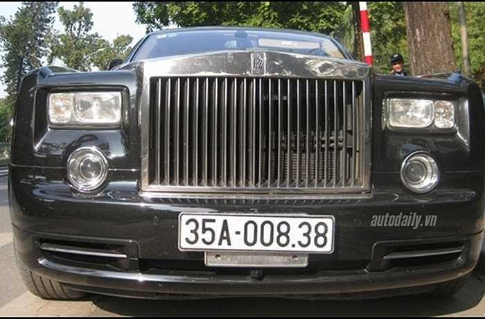 Đây là một trong những chiếc Phantom đắt giá nhất có mặt tại Việt Nam lúc bấy giờ. Được biết, để ra biển trắng cho mẫu xe hàng thửa này, chủ nhân đã phải bỏ ra số tiền không dưới 37 tỷ đồng. Chiếc xe mang biển số 35A - 00838.