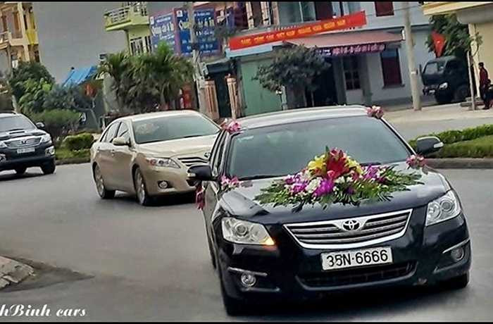 Toyota Camry 3.5Q 35N-6666 làm xe hoa rước nàng về dinh