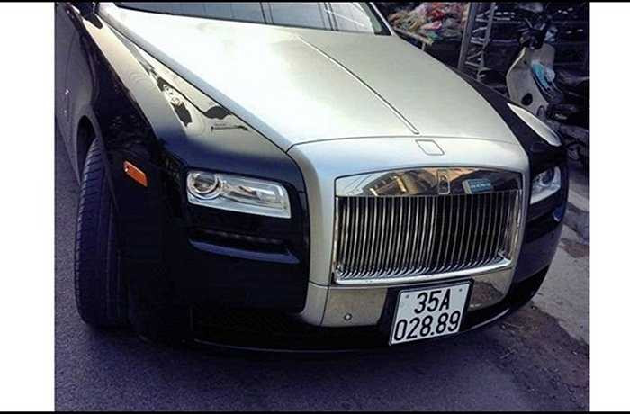 Kế đến là Rolls-Royce Ghost EWB. Đây là phiên bản trục cơ sở kéo dài của Ghost và là 1 trong 2 chiếc hiếm hoi tại Việt Nam. Chiếc xe mang biển số 35A-2889.