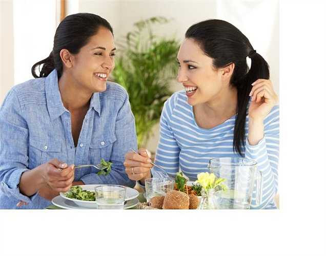 Thói quen ăn uống không khoa học: Nếu bạn ăn nhanh, hoặc ăn khi bạn đang nói chuyện hay làm việc, khi đó bạn đang nuốt nhiều không khí. Không khí vào nhiều làm dạ dày căng lên giống như khi nhai kẹo cao su. Vì thế nên tạo thói quen ăn chậm và ăn tập trung.