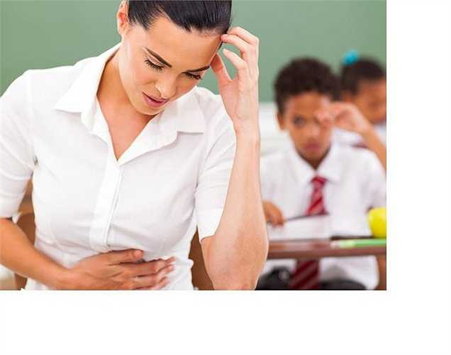 Bệnh Crohn là một bệnh viêm ruột mãn tính gây ảnh hưởng đến đường tiêu hóa. Triệu chứng bao gồm đau bụng, tiêu chảy, sụt cân, mệt mỏi, sốt, buồn nôn, ói mửa, và thiếu máu. Tình trạng này cũng có thể dẫn đến tổn thương gan, loãng xương và ung thư ruột kết. Vì vậy nên đi khám bác sĩ ngay. 