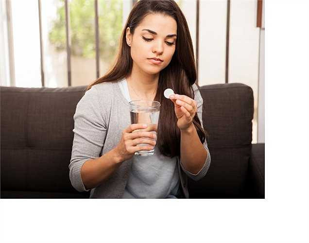 Trào ngược axit: khi bị chướng bụng, hoặc buồn nôn sau bữa ăn, có thể do bạn bị trào ngược axit, hoặc khó tiêu. Các axit trong dạ dày trào lên thực quản, do ăn quá nhiều, hút thuốc, uống rượu, béo phì, và mang thai ở độ tuổi trên 35. Cách xử lí là nên uống nước uống có ga, hay thuốc kháng axit…