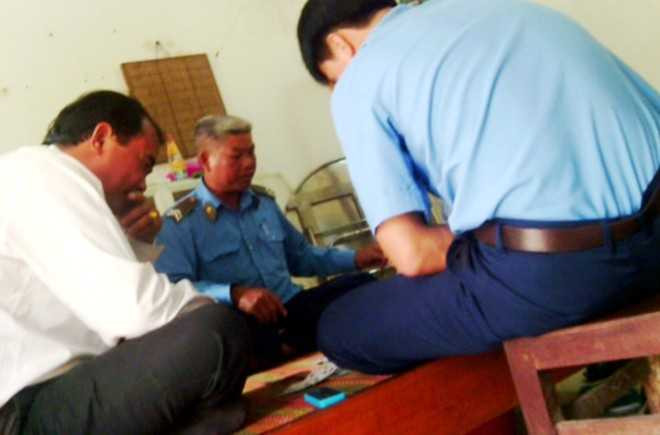 Cán bộ huyện đánh bạc với 4 thanh tra giao thông bị cách chức