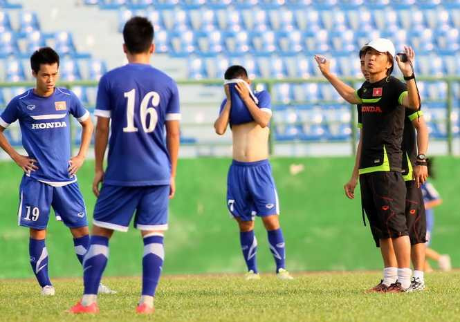 HLV Miura chỉ đạo các học trò ở U.23 Việt Nam tập luyện tại Bình Dương chiều 16.3.2015 - Ảnh: Khả Hòa