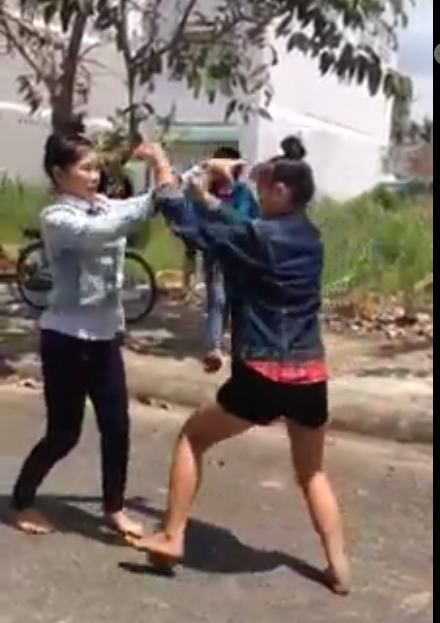 Kinh hoàng hai thiếu nữ đánh nhau, một người bất tỉnh