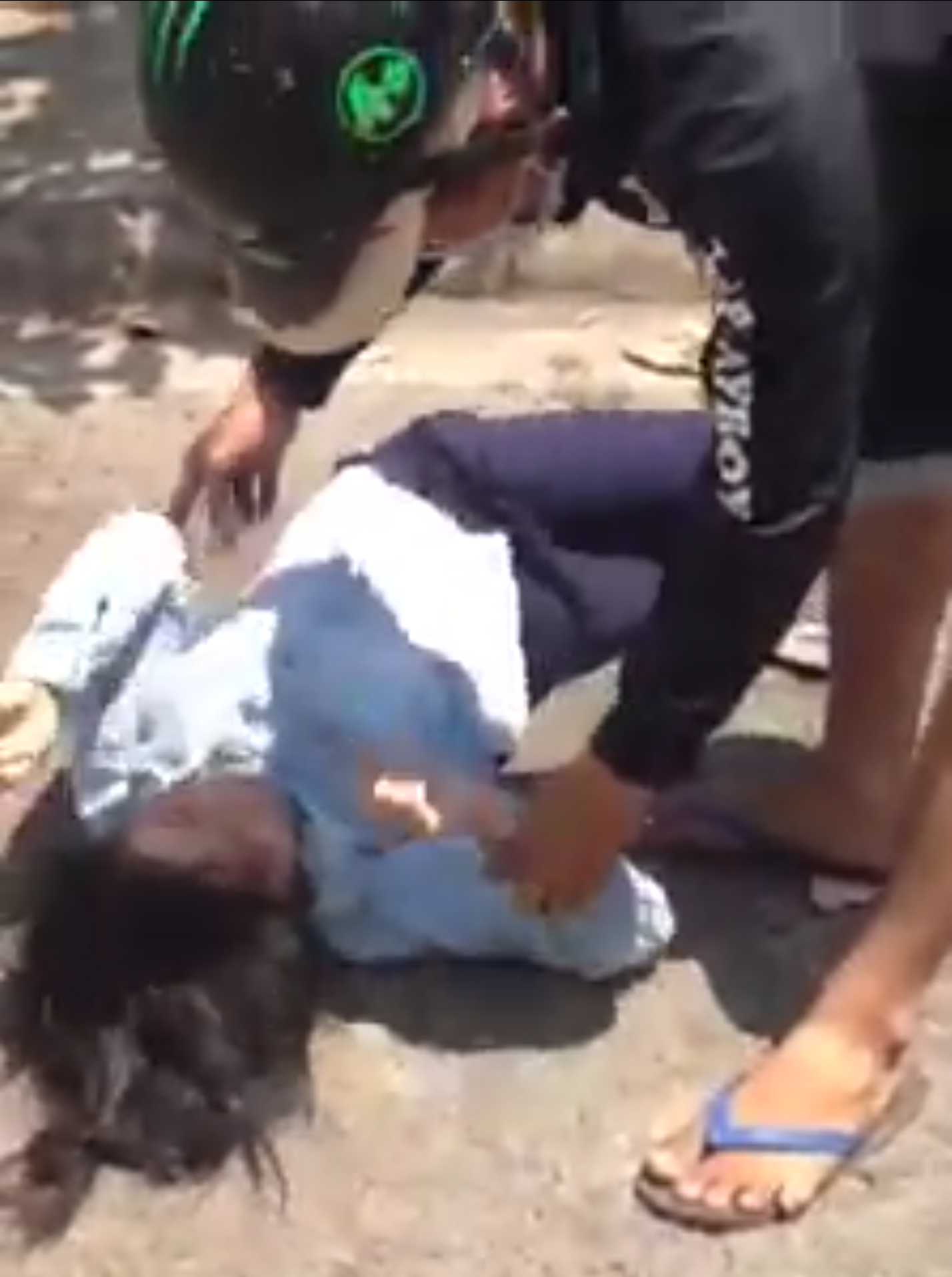 Kinh hoàng hai thiếu nữ đánh nhau, một người bất tỉnh