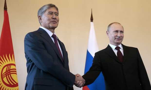 Tổng thống Putin bắt tay người đồng cấp Kyrgyzstan Almazbek Atambayev trong cuộc gặp chiều 16/3