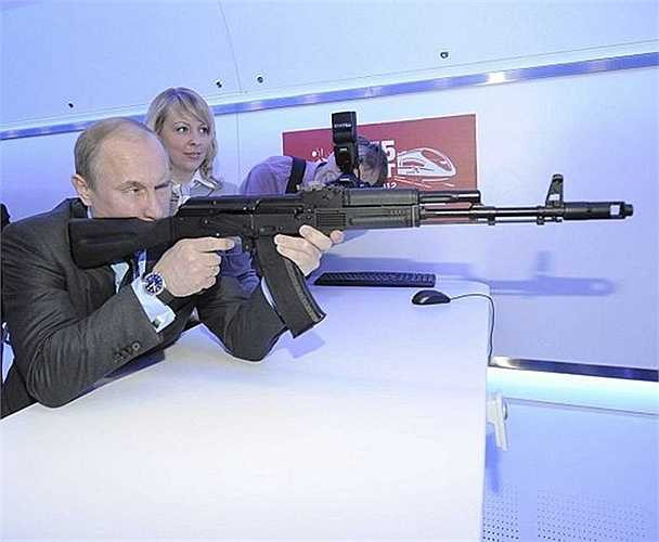 Là một cựu điệp viên KGB nên Tổng thống Putin rất rành môn bắn súng