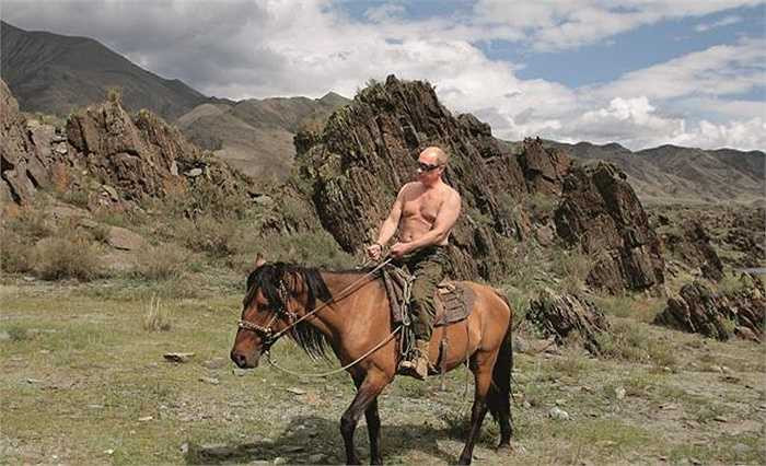 Một hình ảnh rất đẹp của ông Putin: cởi trần cưỡi ngựa, khoe vẻ đẹp đầy nam tính
